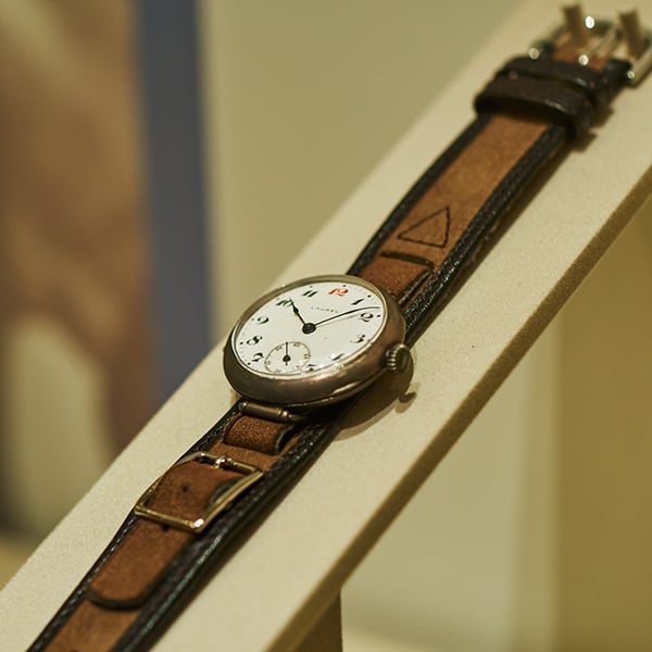 国産初の腕時計「ローレル」と分解標本